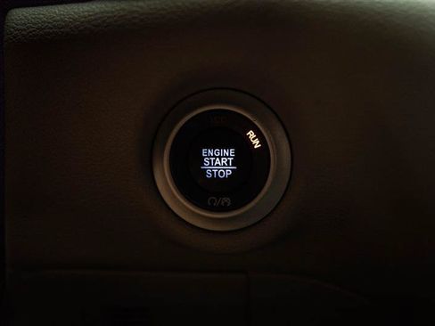 Used 2024 Chrysler Pacifica Touring-L FWD image 17