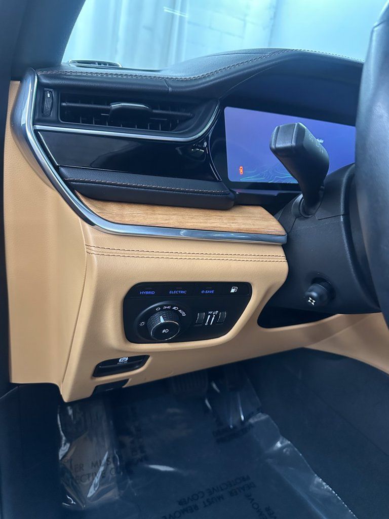 Used 2023 Jeep Grand Cherokee Summit AWD/4WD image 14