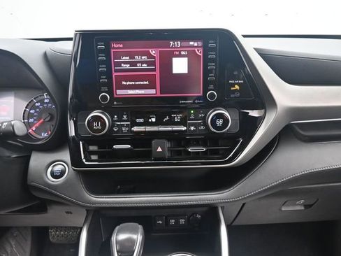Used 2020 Toyota Highlander LE image 19