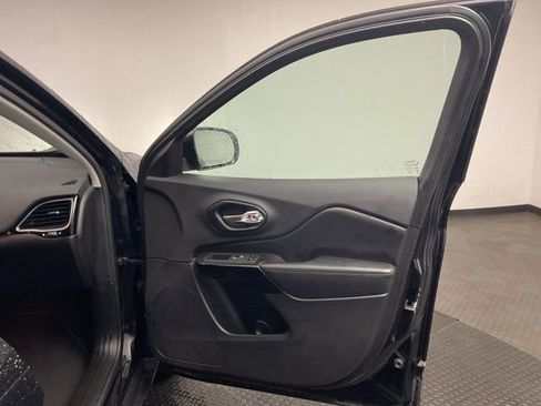 Used 2021 Jeep Cherokee Latitude Plus image 23