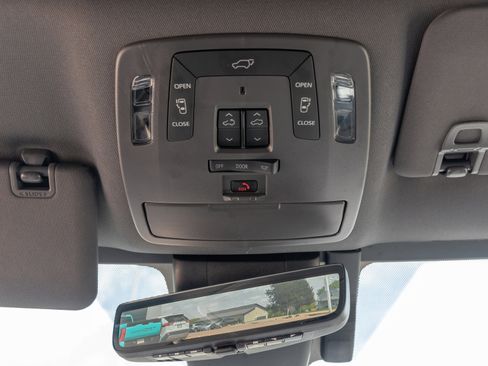 Used 2023 Toyota Sienna Platinum AWD/4WD image 16