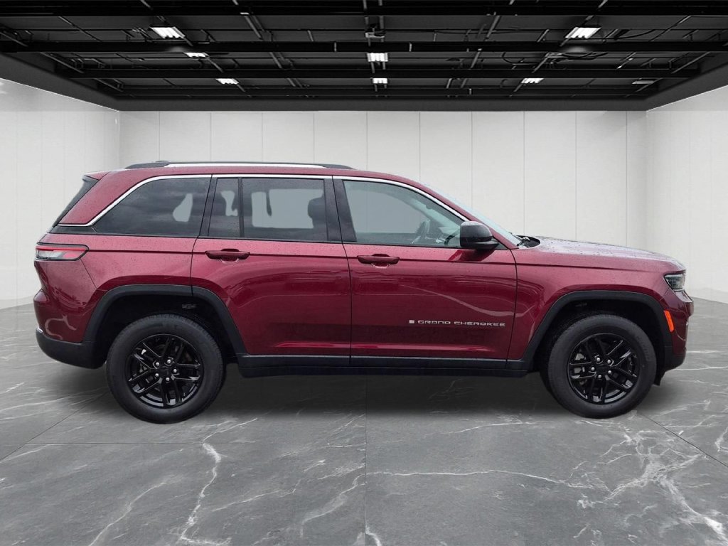 Used 2024 Jeep Grand Cherokee Laredo X AWD/4WD image 6