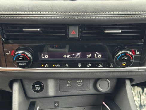 Used 2024 Nissan Rogue SL AWD/4WD image 25