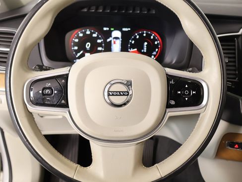 Used 2022 Volvo XC90 T5 Momentum image 3