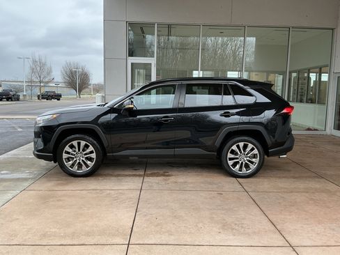 Used 2022 Toyota RAV4 XLE Premium image 19