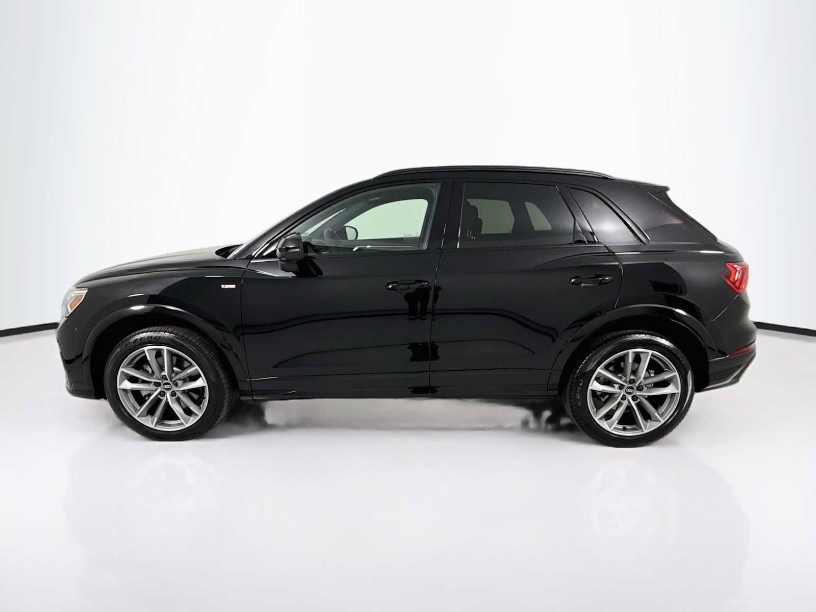 Used 2023 Audi Q3 2.0T Premium w/ Black Optic Sport Package AWD/4WD image 2