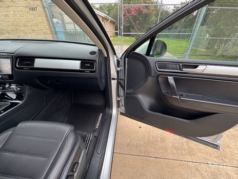 Used 2016 Volkswagen Touareg Sport AWD/4WD image 27