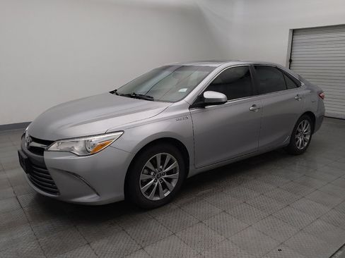 Used 2015 Toyota Camry XLE w/ Moonroof Package image 2