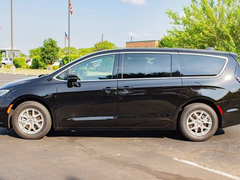 Used 2025 Chrysler Pacifica Select FWD image 5