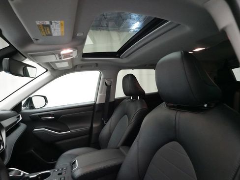 Used 2025 Toyota Highlander XLE AWD/4WD image 32