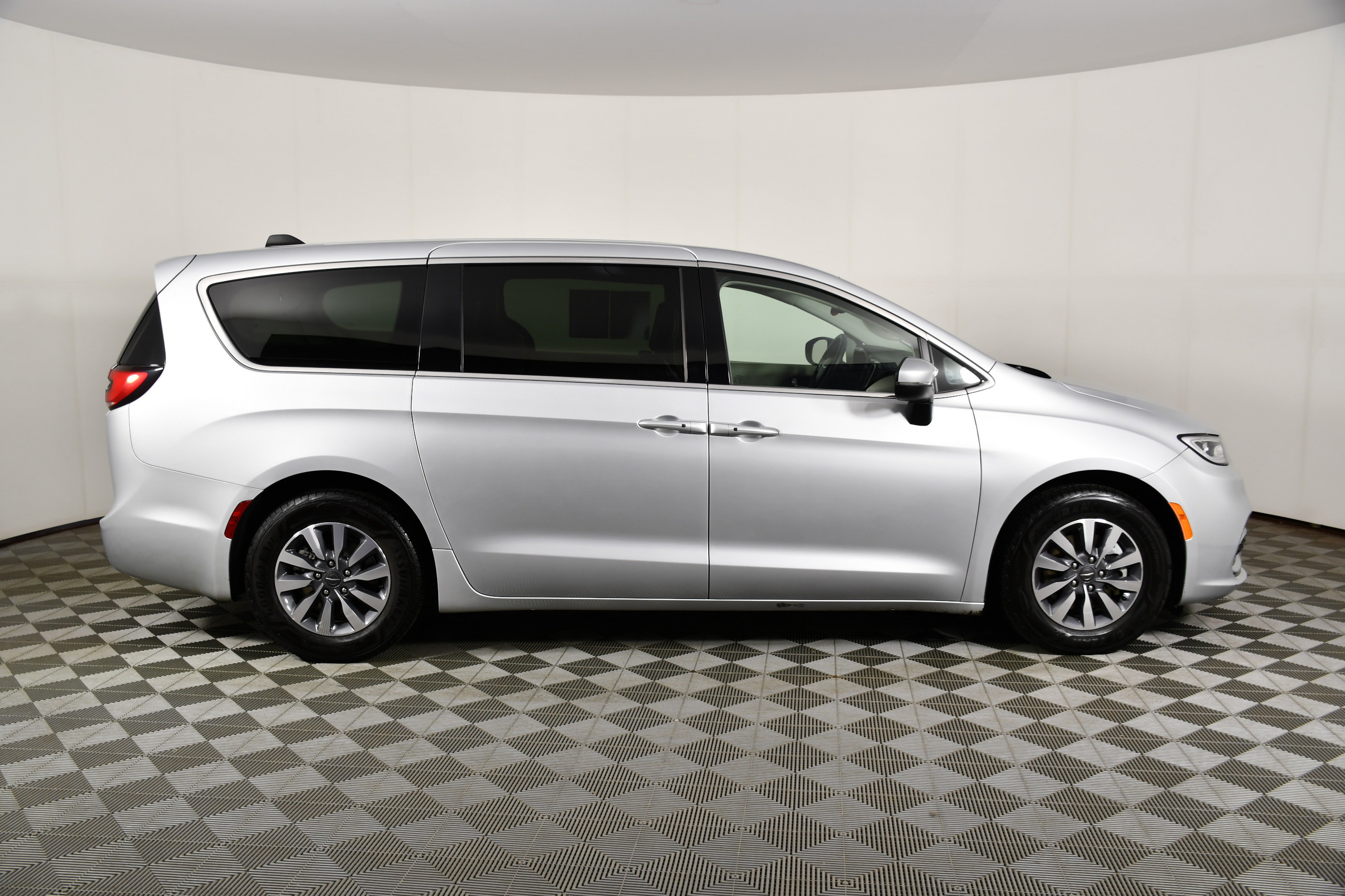 Used 2023 Chrysler Pacifica Touring-L FWD image 5