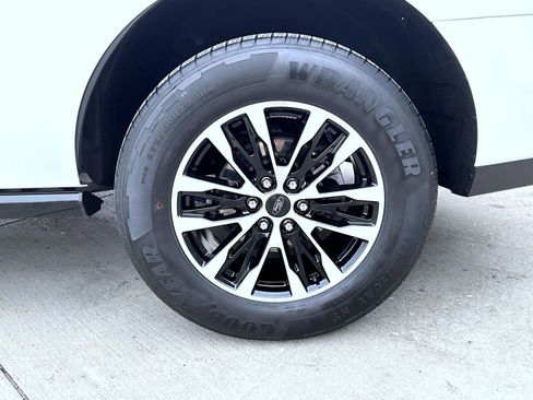 Used 2025 Ford Expedition Platinum image 27