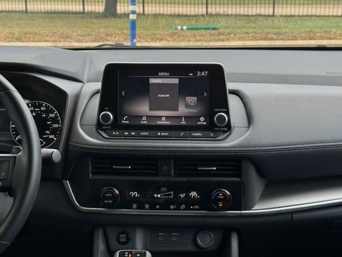 Used 2025 Nissan Rogue SV FWD image 17