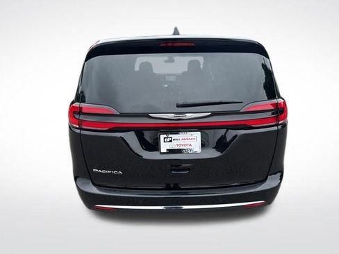 Used 2025 Chrysler Pacifica Select FWD image 4