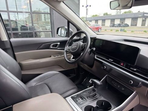 Used 2025 Kia Carnival FWD image 12