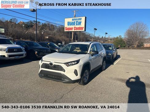 Used 2019 Toyota RAV4 LE image 1