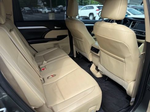 Used 2019 Toyota Highlander XLE w/ Carpet Mat Package (TMS) AWD/4WD image 20