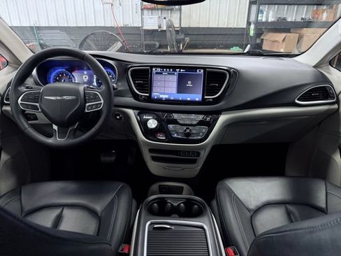 Used 2024 Chrysler Pacifica Touring-L FWD image 28