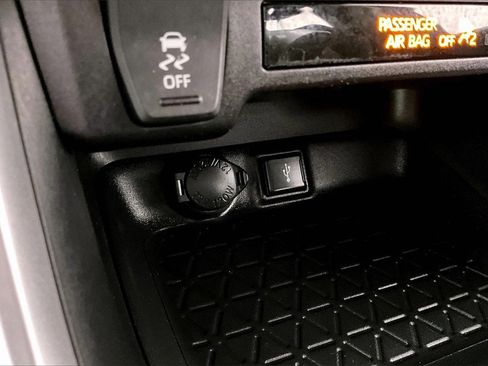 Used 2021 Toyota RAV4 XLE Premium image 16