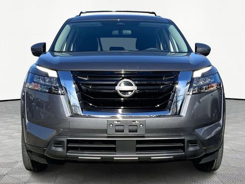 Used 2024 Nissan Pathfinder SV image 2