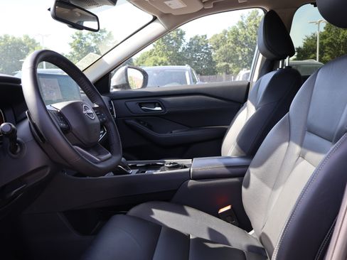 Used 2025 Nissan Rogue SL w/ Tech Package AWD/4WD image 21