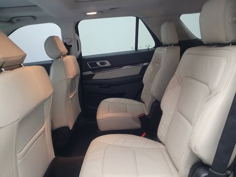 Used 2017 Ford Explorer Platinum image 18