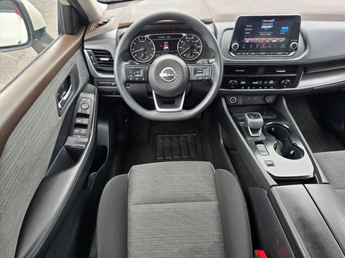 Used 2023 Nissan Rogue SV image 3