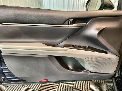 Used 2021 Toyota Camry SE w/ Cold Weather Package image 19
