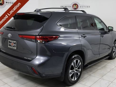 Used 2022 Toyota Highlander XLE AWD/4WD image 3