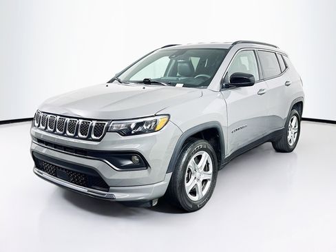 Used 2024 Jeep Compass Latitude image 3