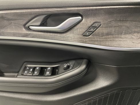 Used 2024 Jeep Grand Cherokee Limited image 22