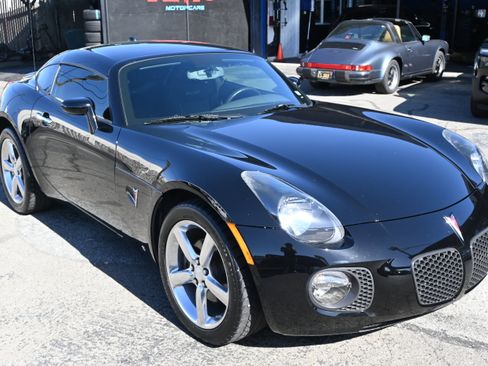 Used 2009 Pontiac Solstice GXP w/ Premium Package RWD image 4