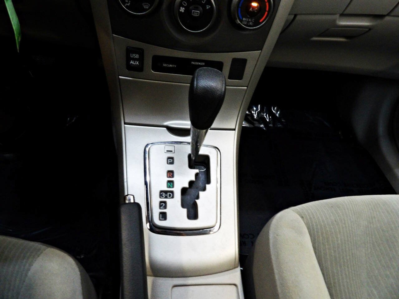 Used 2013 Toyota Corolla LE w/ Preferred Accessory Pkg #2 FWD image 26