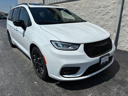 Used 2025 Chrysler Pacifica Limited FWD image 2