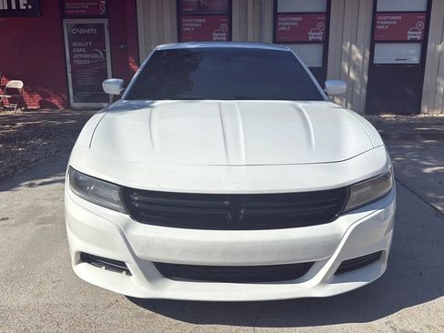 Used 2019 Dodge Charger SXT RWD image 2