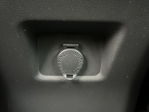 Used 2021 Toyota RAV4 LE AWD/4WD image 19