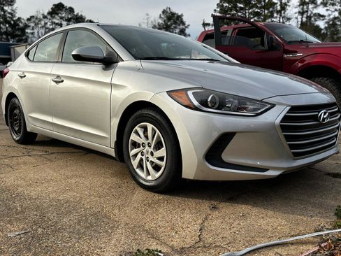 Used 2017 Hyundai Elantra SE image 1
