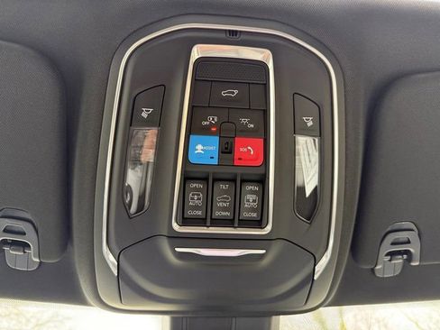 Used 2025 Jeep Wagoneer 4WD w/ Premium Group I image 31