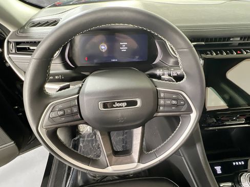 Used 2023 Jeep Grand Cherokee Limited w/ Black Appearance Package image 11