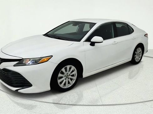 Used 2019 Toyota Camry LE FWD image 3