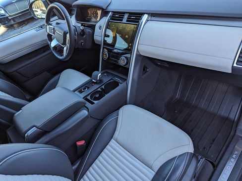 Used 2024 Land Rover Discovery Dynamic SE image 27