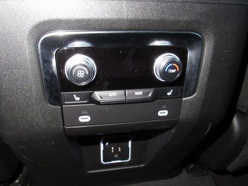 Used 2024 GMC Yukon XL SLT w/ SLT Luxury Package image 32