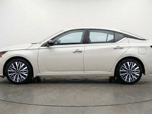 Used 2025 Nissan Altima 2.5 SV image 5