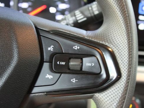 Used 2025 Chevrolet Trax LS w/ LS Convenience Package FWD image 17
