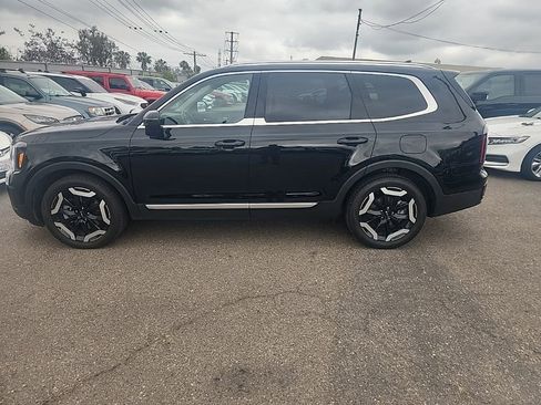 Used 2024 Kia Telluride EX w/ EX Captain's Chair Package FWD image 9