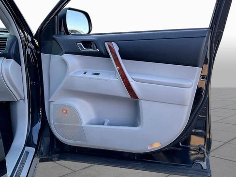 Used 2012 Toyota Highlander Limited w/ Tow Pkg FWD image 21