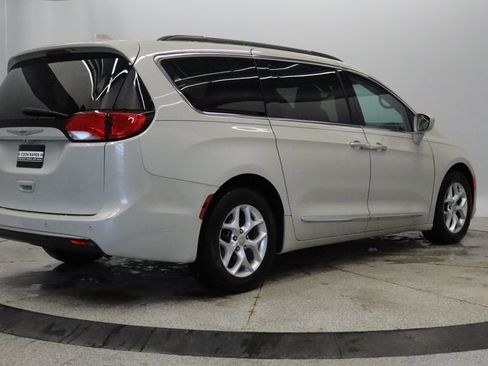 Certified 2017 Chrysler Pacifica Touring-L w/ Tire & Wheel Group image 6