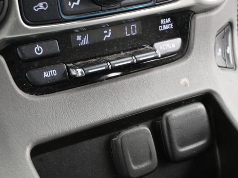 Used 2018 Chevrolet Suburban LT RWD image 19