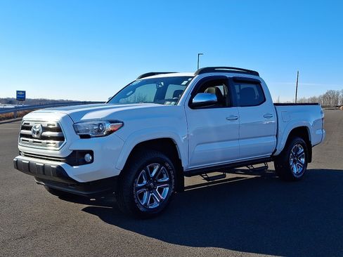 Used 2016 Toyota Tacoma Limited image 3