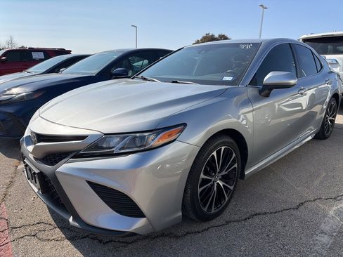 Used 2020 Toyota Camry image 1